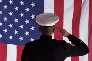 Kasinoilla on käytössä pöytäpeleissä pelimerkit eli chipit. Nettikasinoilla käytetään virtuaalisia chippejä joita voidaan asettaa panoksiksi hiiren klikkauksella. Realistisen pelikokemuksen saamiseksi virtuaalichippejä käsitellessä on lisätty oikeiden chippien käsittelystä lähteviä ääniefektejä. Tällä tavoin nettikainolla pelaava kuulee täysin samat äänet mitä kivajalkakasinoilla pelaava. Kasinoilla on käytössä pöytäpeleissä pelimerkit eli chipit. Nettikasinoilla käytetään virtuaalisia chippejä joita voidaan asettaa panoksiksi hiiren klikkauksella. Realistisen pelikokemuksen saamiseksi virtuaalichippejä käsitellessä on lisätty oikeiden chippien käsittelystä lähteviä ääniefektejä. Tällä tavoin nettikainolla pelaava kuulee täysin samat äänet mitä kivajalkakasinoilla pelaava.   Vuosituhannen vaihde ja nettikasinopelaamisen yhä jatkuva kasvu. Uuden vuosituhannen vaihtuessa nettikasinopelaamisen suosion kasvulle ei näkynyt päätöstä. Vuoden 1999 lopussa markkinoilla oli jo lähes 700 eri kasinopelintarjoajaa jotka hyväksyivät oikealla rahalla pelaavia asiakkaita. Yhä useammassa nettikasinossa oli myös käytössä progressiivisia jackpotteja, joissa päävoitot saattoivat kohota useisiin miljooniin dollareihin. Tämä houkutteli entisestään lisää pelaajia tavoittelemaan oikotietä rikkauksiin. CryptoLogic listautui vuosituhannen alussa NASDAQ:iin nimellä CRYP, tällä tavoin tuli sanomattakin selväksi että nettikasinot eivät olleet vain ohimenevä villitys liikemaailmassa, vaan että ne olivat tulleet jäädäkseen. Vuosien 2002 ja 2003 yhä useammassa maassa yritettiin rajoittaa nettipelaamista. Kasinonomistajat pelkäsivät muhkeitten tilipussiensa puolesta ja maissa kuten Suomessa, jossa oli pelimonopoli, pelättiin että fiksut ihmiset tajuavat saavansa rahoilleen paremman vastineen kilpailluilta markkinoilta. Raha-automaattiyhdistyksen tarjoamat alle 90% palautuksen ja muutaman kympin päävoitot peleistä eivät vaikuttaneet enää niin houkuttelevilta kun samoilla rahoilla pääsi tavoittelemaan miljoonien päävoittoja 98% palautuksen peleistä. Yhdysvallat alkavat rajoittaa kansalaistensa pelaamista nettikasinoissa. Vuonna 2006 Yhdysvaltain kongressissa meni läpi Unlawful Internet Gambling Enforcement Act. Laki oli asetettu satasivuisten terrorismia rajoittavien lakialoitteiden joukkoon, joita vastaan kukaan kongressissa ei voinut äänestää. Ovela juoni jolla Yhdysvaltalaisten nettipelaajien yksilönvapautta rajoitettiin käytännössä yhden yön aikana. Useimmat pelintarjoajista vetäytyivät välittömästi Yhdysvaltojen markkinoilta terrorismin tukijaksi leimautumisen pelossa. Tosiasiassa nettikasinoissa rahanpeseminen on äärimmäisen vaikeaa ja kannattamatonta. Jokainen rahansiirto jää kasinoiden lokitiedostoihin ikuisiksi ajoiksi ja epätavallisista rahansiirtokäyttäytymistä seurataan automaattisten liputusjärjestelmien avulla, jotka ovat monin verroin tehokkaampia ja kehittyneempiä kuin suurimmissakaan kivijalkakasinoissa. Tunnettu kongressiedustaja Barney Frank on tämän jälkeen ansiokkaasti tehnyt työtä lain poistamiseksi ja sen säätäjien todellisten motiivien paljastamiseksi. Yhdysvalloissa nettikasinopelaamisen uudelleen sallivien lakien säätäminen näyttääkin suotuisalta lähitulevaisuudessa. "Land of the free" on perinteisesti ollut vapaan ja rehellisen kilpailun edelläkävijä, mutta tässä asiassa muuta maailmaa perässä. usa kasino Yhdysvallat on käytännössä tällä hetkellä ainoa valtio jonka kansalaisilla ei ole mahdollisuutta pelata nettikasinoilla. Pelit saatiin kiellettyä "ujuttamalla" nettikainoiden kieltäminen saman lakialoitteeseen jossa oli tärkeitä lisäyksiä terrorismin kitkemiseksi.